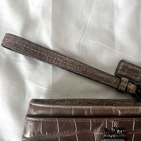 COACH small wristlet bronze Embossed Alligator/croc design - Picture 5 of 14
